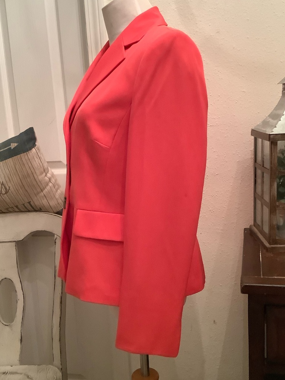 Le Suit Coral Blazer with Notched Lapel - Picture 4 of 7